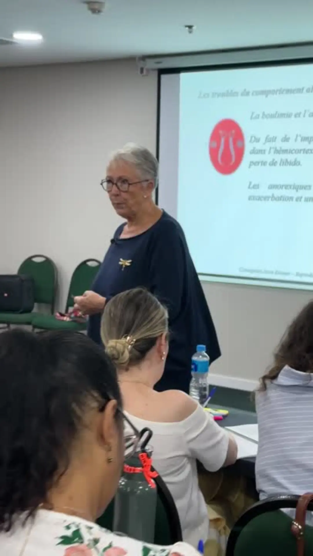 Atendimento prático acompanhado pela professora